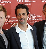 2009-09-08-66th-Venice-Film-Festival-The-Men-Who-Stare-At-Goats-Photocall-004.jpg