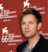2009-09-08-66th-Venice-Film-Festival-The-Men-Who-Stare-At-Goats-Photocall-009.jpg