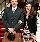2013-06-28-Ewan-McGregor-Receives-Officer-Of-the-Most-Excellent-Order-of-The-British-Empire-003.jpg