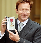2013-06-28-Ewan-McGregor-Receives-Officer-Of-the-Most-Excellent-Order-of-The-British-Empire-010.jpg