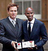 2013-06-28-Ewan-McGregor-Receives-Officer-Of-the-Most-Excellent-Order-of-The-British-Empire-018.jpg