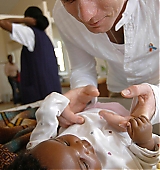 2005-00-00-UNICEF-Ewan-visits-Malawi-001.jpg