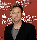 2009-09-08-66th-Venice-Film-Festival-The-Men-Who-Stare-At-Goats-Photocall-012.jpg