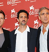 2009-09-08-66th-Venice-Film-Festival-The-Men-Who-Stare-At-Goats-Photocall-043.jpg