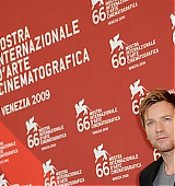 2009-09-08-66th-Venice-Film-Festival-The-Men-Who-Stare-At-Goats-Photocall-060.jpg