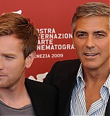 2009-09-08-66th-Venice-Film-Festival-The-Men-Who-Stare-At-Goats-Photocall-080.jpg