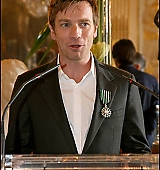 2010-01-01-Ewan-McGregor-Awarded-The-Title-Chevalier-Des-Arts-Des-Lettres-006.jpg